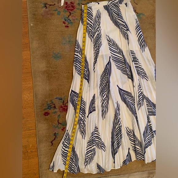 Aakaa halter top and matching maxi skirt set. Size small skirt, medium top - Picture 8 of 11